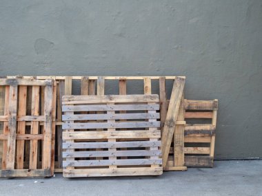 Boş paletlerin duvarın dışında karşı yığılmış