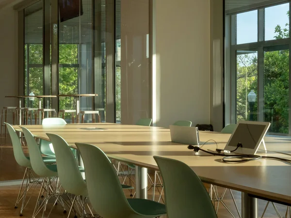 Modern office meeting room. A view outdoors and advanced confere — Stock Photo, Image