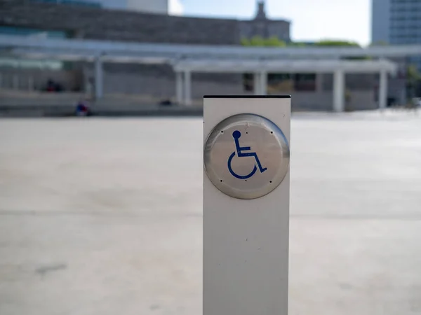 Botón de puerta de accesibilidad para discapacitados en un poste — Foto de Stock