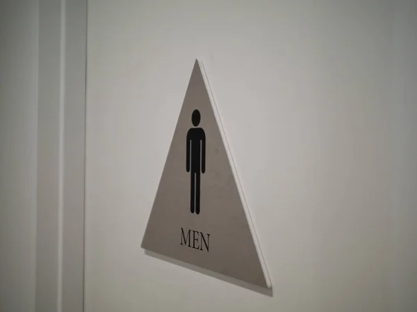 Мужчины туалетная табличка прикреплена к двери в офисном здании в помещении — стоковое фото