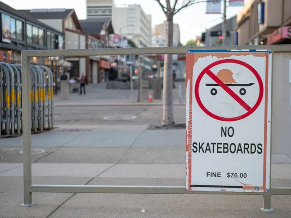 Panneau d'avertissement "No skateboards" dans une zone urbaine — Photo