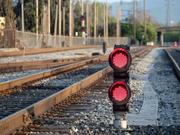 Bir demiryolu renk pozisyon ışık yanıp sönen kırmızı s geçit oturur