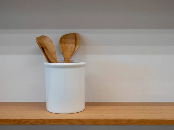 Espátula de madera y utensilios en el almacenamiento sentado en el estante —  Fotos de Stock
