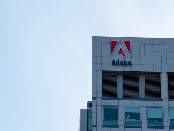 Az Adobe Systems, Photoshop készítő, a logó a központ felhőkarcoló — Stock Fotó