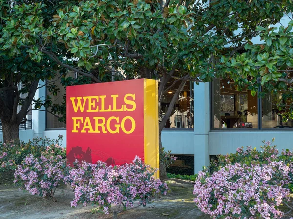 Logotipo y signo de Wells Fargo fuera de una sucursal — Foto de Stock