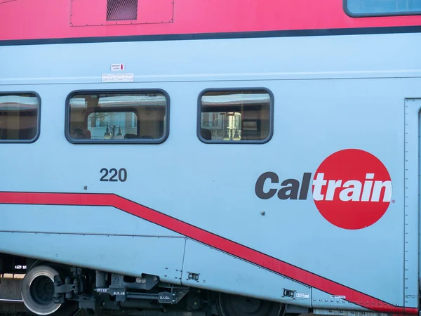 Caltrain logo on side of train next to passenger windows — Stock Photo, Image