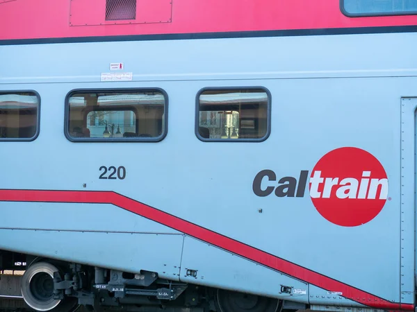 Tren yolcu windows yanındaki tarafındaki Caltrain logosu
