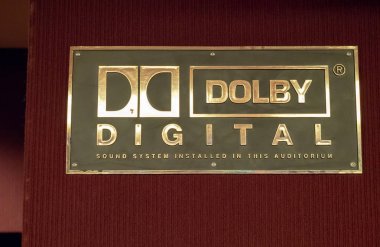 Bir sinema dışında Dolby Digital logosu  