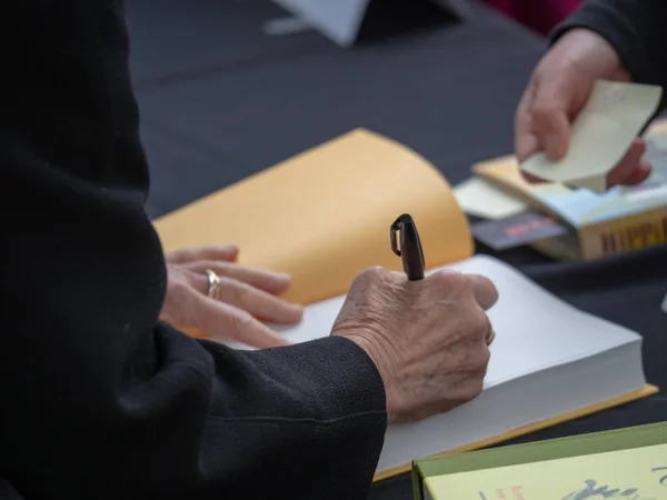 Autor firmando un libro en un evento de libro — Foto de Stock