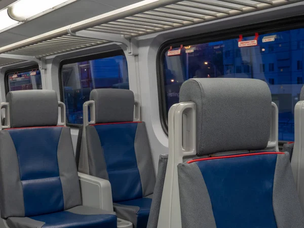 Vista en ángulo de los asientos en un tren al atardecer — Foto de Stock