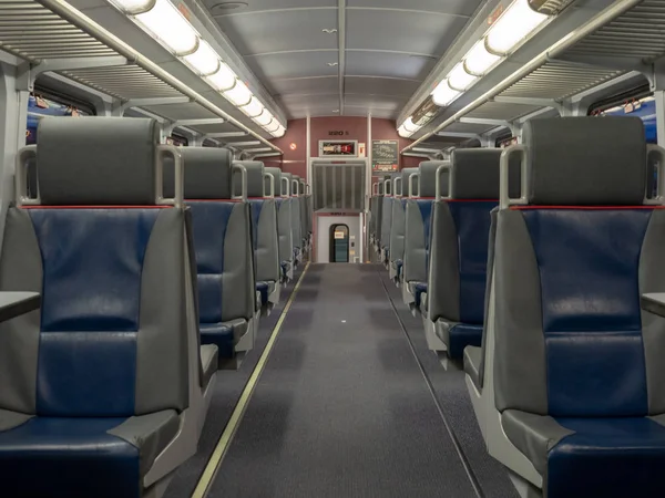 Asientos en una cabina de tren vacía listos para la salida — Foto de Stock