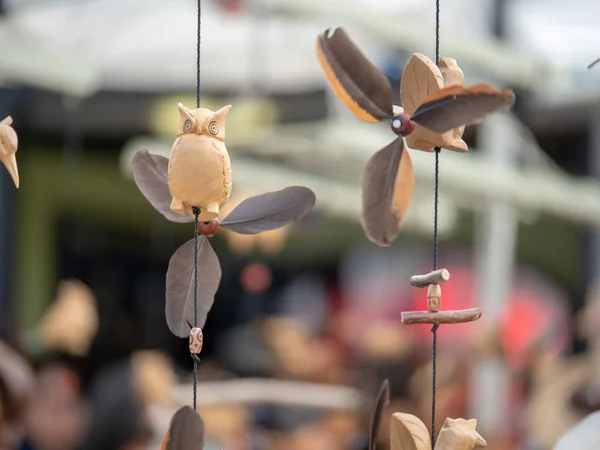 Búho de madera y colibrí adornos japoneses colgando al aire libre — Foto de Stock