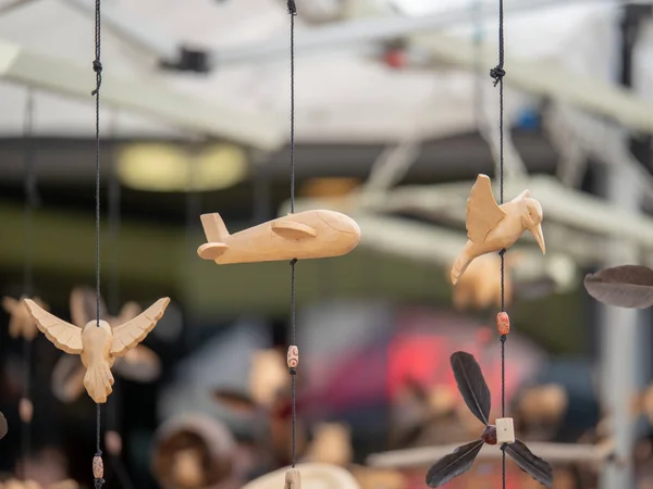 Adornos japoneses de madera colgados en un mercado al aire libre — Foto de Stock