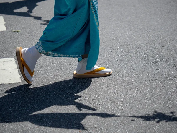 Mujer vistiendo festivos calcetines tabi japoneses con sandalias — Foto de Stock