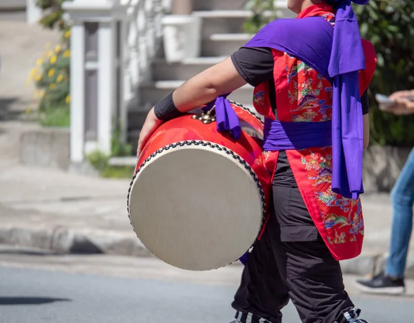 Hombre en kimono tocando un tambor de percusión wadaiko japonés — Foto de Stock