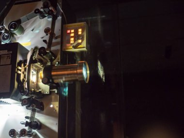 Karanlık bir odada bir film görüntüleme bir projektör