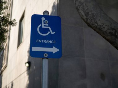 Handikap giriş işareti sağa işaret eden