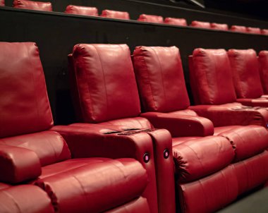 Kırmızı RECLINER film tiyatro koltuklarda bir lüks sinema  