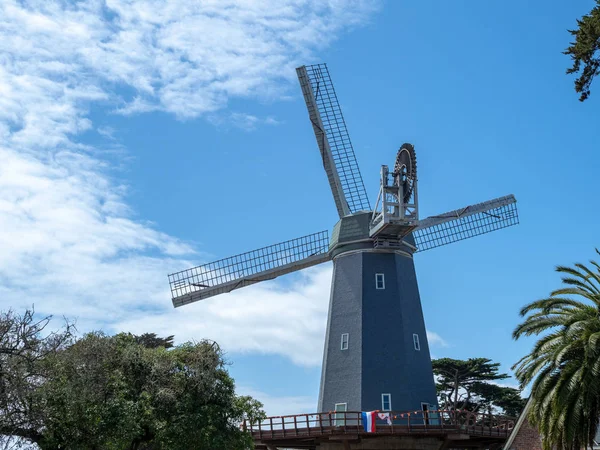 Un molino de viento holandés con nubes moviéndose a la izquierda — Foto de Stock