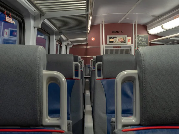 Primer plano de los asientos en una cabina de tren vacía — Foto de Stock