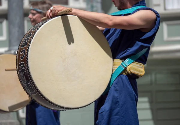 Tambor de percusión japonés siendo tocado durante una marcha — Foto de Stock