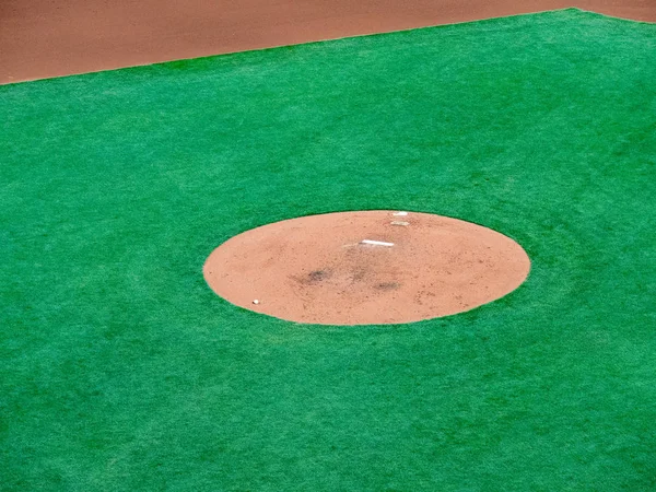 Montículo de lanzador de un diamante de béisbol esperando lanzador — Foto de Stock