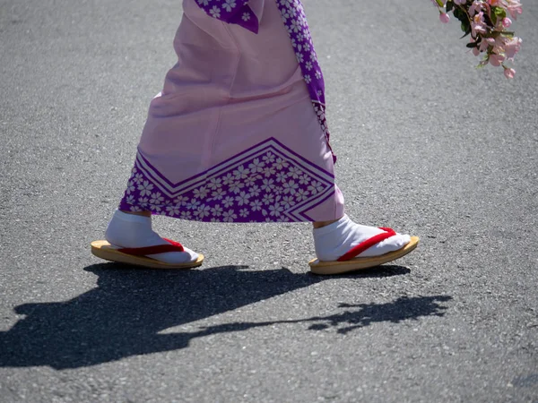 Mujer vestida con calcetines tabi tradicionales japoneses de dos dedos — Foto de Stock