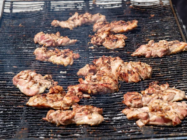 Losas de cerdo cocinadas a la parrilla en una barbacoa — Foto de Stock