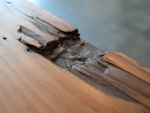 Mesa de madera con una porción astillada — Foto de Stock