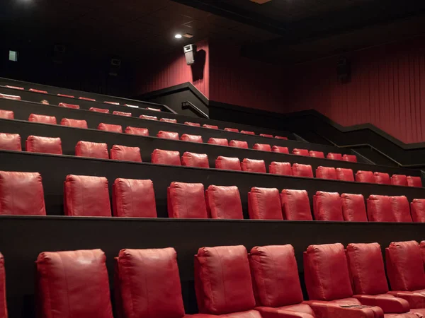 Asientos de cine rojo de lujo en un cine vacío — Foto de Stock