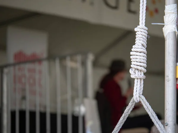 Un nudo de cuerda esperando una carpa para una actuación en el escenario — Foto de Stock