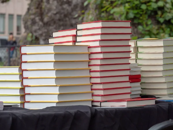 Montón de libros de tapa dura sentados en una mesa al aire libre — Foto de Stock
