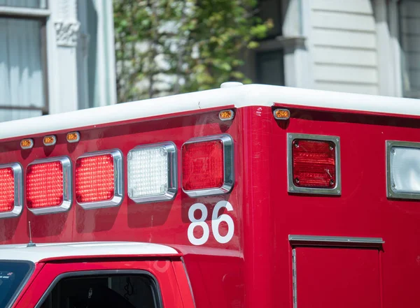 Lumières et sirènes sur le dessus d'un camion ambulancier — Photo