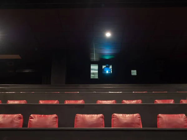 เครื่องฉายภาพยนตร์ฉายในโรงหนังที่ว่างเปล่า — ภาพถ่ายสต็อก