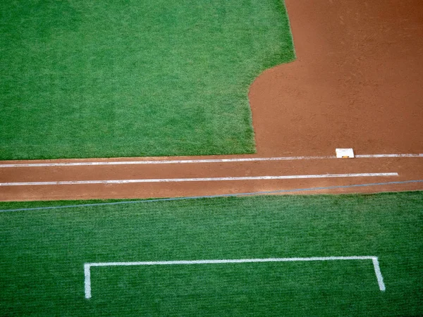 Primeira linha de base e caixa de treinador de um campo de beisebol — Fotografia de Stock