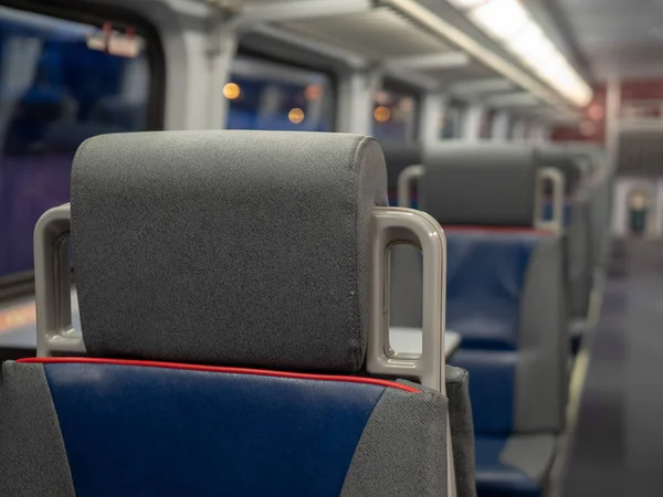 Reposacabezas en asiento en una cabina de tren vacía — Foto de Stock