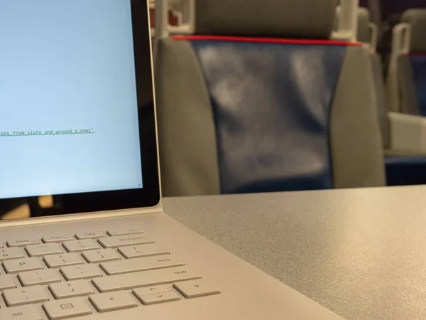Cierre de un teclado portátil en un tren de viaje — Foto de Stock