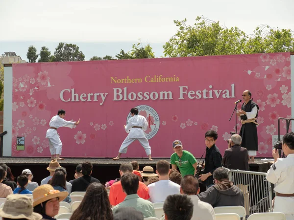Dos niños pelean aikido en el Festival de la Flor de Cerezo de San Francisco — Foto de Stock