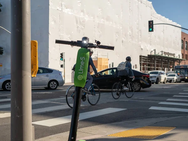 Logotipo de scooter eléctrico Lime descansando en una intersección en San — Foto de Stock