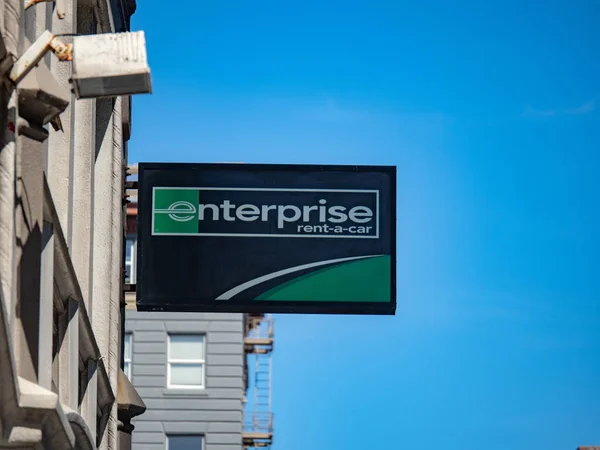 Logo Enterprise Rent a Car fuera de una sucursal — Foto de Stock