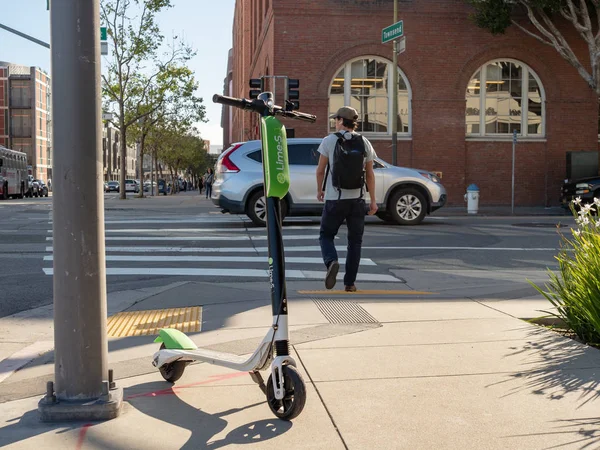 Scooter eléctrico de cal descansando en una intersección en San Francisc Imagen De Stock