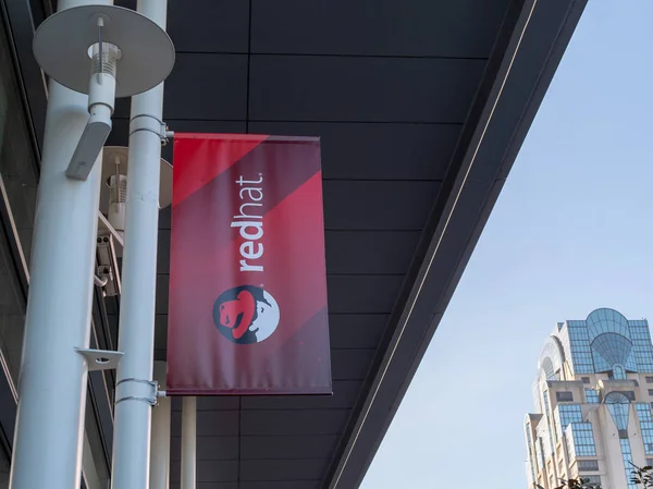 Red Hat Software, proveedor de código abierto de productos como Linux, pancarta colgando fuera de un edificio . — Foto de Stock