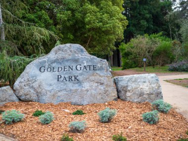 Golden Gate Park giriş tabelası kayaya kazınmış.