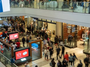 Tatil sezonunda alışveriş merkezinden geçen müşteriler