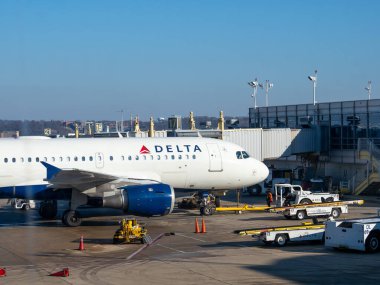 Delta plane docking and refueling at Reagan National Airport