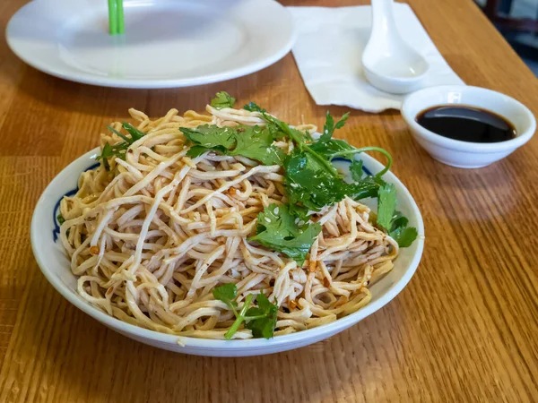 Schaal van verse koriander noedels op tafel van Chinees restaurant — Stockfoto