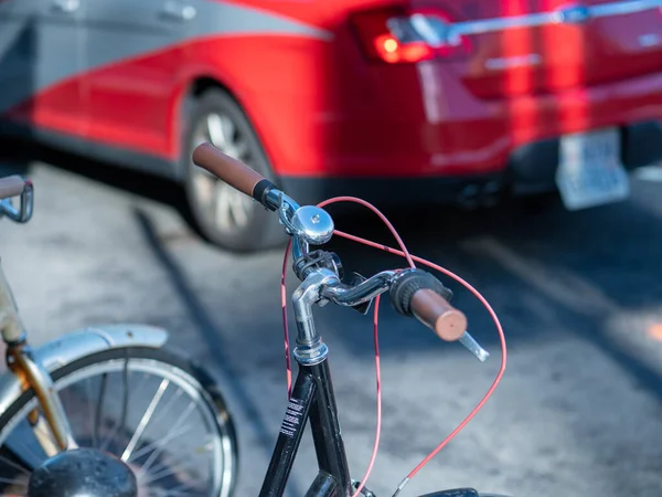 Primer plano de manillar de bicicleta y campana aparcada en la calle — Foto de Stock