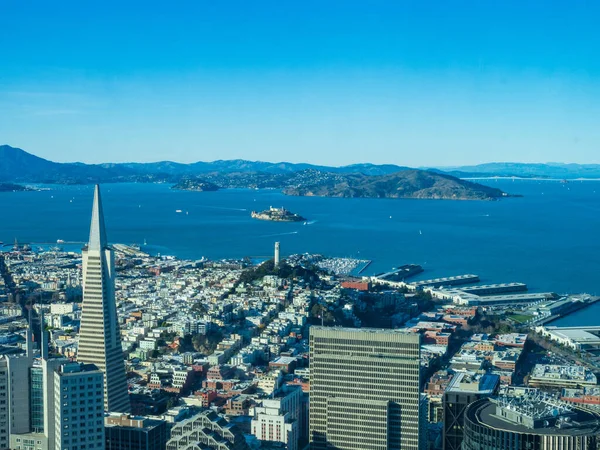 Vista da cidade de São Francisco e da paisagem urbana da Baía de São Francisco do ponto de vista mais alto da cidade — Fotografia de Stock