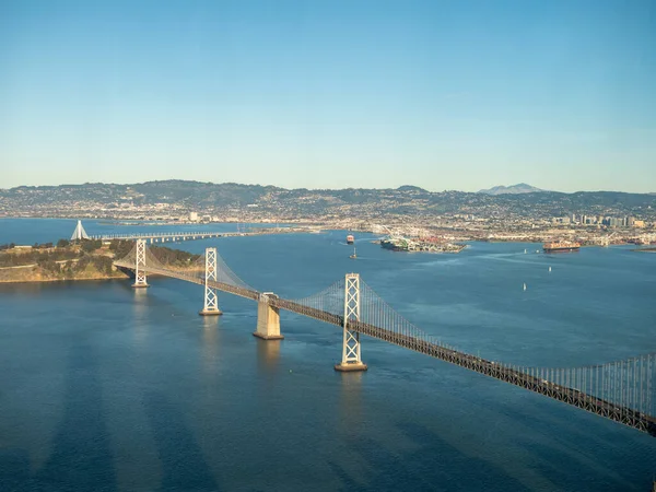 Bay Bridge vai de São Francisco a Oakland na Baía de São Francisco — Fotografia de Stock