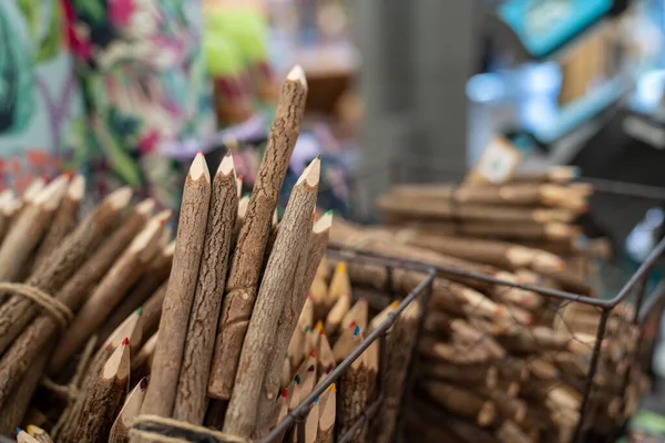 Lápices de color estilo rústico de madera sentado en cestas para la venta — Foto de Stock